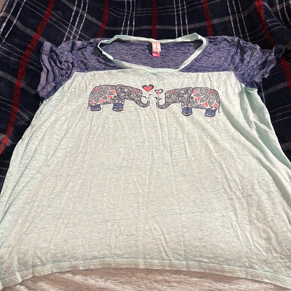 Women’s no boundaries shirt.